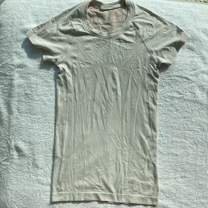 Lululemon swiftly T-shirt